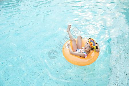 小女孩在泳池里面用游泳圈游泳高清图片下载-正版图片501655349-摄图网