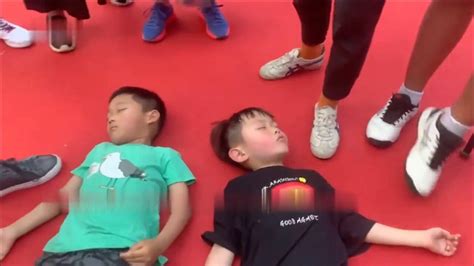 两男孩桨板比赛领奖台睡着，挠胳肢窝都醒不了，网友：用心奋斗过_腾讯视频}
