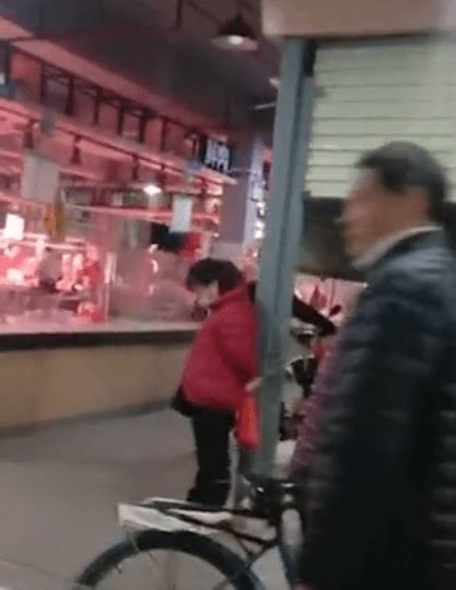 广东一女子疑似用假钱被商贩绑柱子上示众，警方：她不知道自己使用的是假币_金渡镇_视频_市场