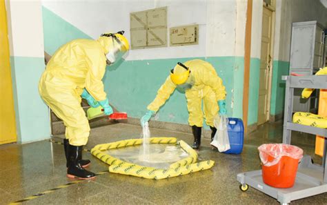学校举行实验室危险化学品事故应急演练活动