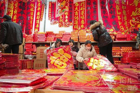 江苏徐州：年货市场上春联销售火爆-人民图片网
