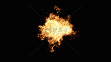 人们用火炬喷洒煤油 火焰喷发 从嘴里燃烧 火光显示慢动作mov1080P视频素材下载-编号4744786-潮点视频