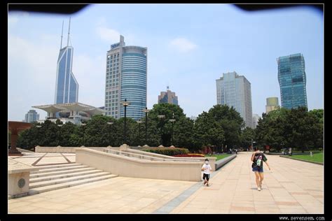 上海：人民广场“和平鸽”吸引市民游客-人民图片网
