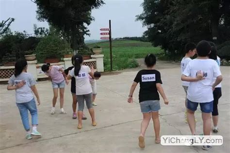 不文明旅游曝光台丨国庆节，“熊孩子”在公园里爬树玩_新宁德