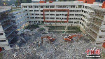 小学教学楼部分拆除 近千名学生半截楼里上课(图)_凤凰网