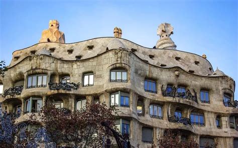 西班牙巴塞罗那典型的阳台建筑高清图片下载-正版图片304685950-摄图网