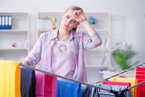 累了沮丧的家庭主妇洗衣服高清图片下载-正版图片507413059-摄图网