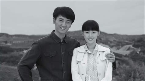跨界同框！乒乓球世界冠军邓亚萍与KPL选手在微博之夜红毯合影-直播吧