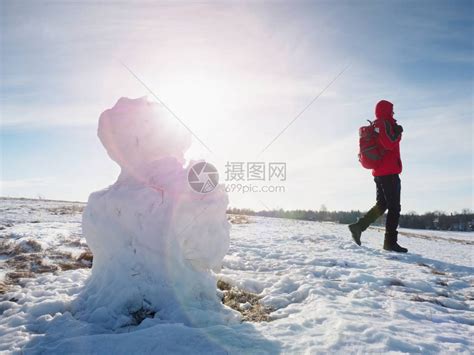 年轻人在雪地上的春天景观中走到融化的播种人徒步旅行者背着包高清图片下载-正版图片505809888-摄图网