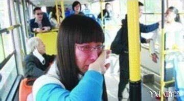 女孩公交上因低头玩手机未让座 遭老人扇耳光|女孩|交上-社会资讯-川北在线