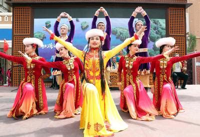 乌鲁木齐：民族舞迎客来-人民图片网