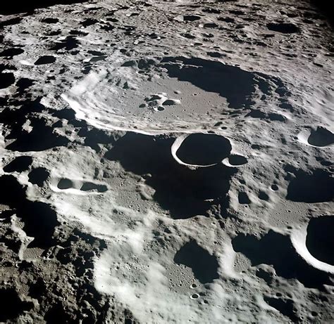 月球天文照片：这张照片是阿波罗11号1969年环绕月球时拍摄的，大陨石坑是位于接近月球背面的中心的代达罗斯陨石坑，它的直径有93千米（58英里 ...