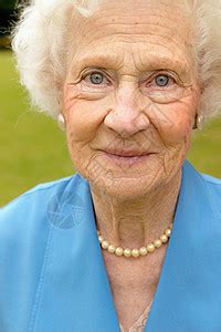 一位老友好老妇人的肖像高清图片下载-正版图片504443474-摄图网