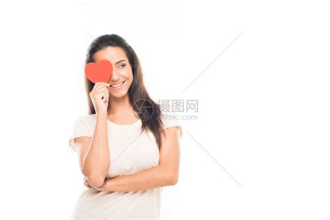 年轻漂亮的女人拿着心卡站在孤立的红色背景上高清图片下载-正版图片504224307-摄图网