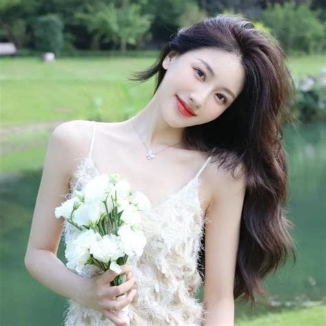 露乳女生头像图片