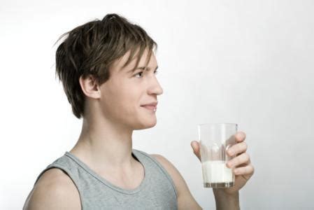 有几种“假牛奶”又贵又没营养，购买“正品”须看外包装上四点|保质期|外包装|纯牛奶_新浪新闻