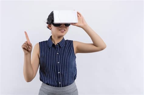 Premium Photo | Smile happy woman getting experience using vr headset ...