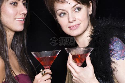 两个女人在夜总会里拿着鸡尾酒高清图片下载-正版图片501460198-摄图网