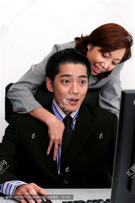 在办公室里和男人调情的女人,摄影素材,汇图网www.huitu.com