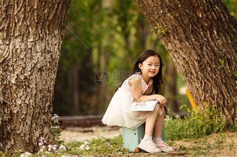 欢乐环境保护环境可爱的小女孩在户外高清图片下载-正版图片501985849-摄图网
