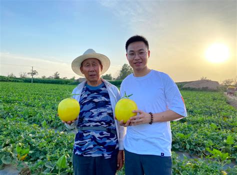“00后”大学生新农人王艺：扎根草莓大棚，追寻诗和远方_江苏国际在线