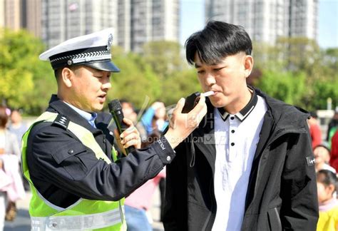 安徽亳州：“一盔一带”保安全-人民图片网