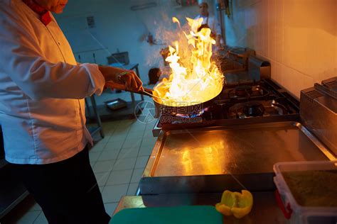 酒店厨房的厨师用火准备蔬菜食品高清图片下载-正版图片300564404-摄图网