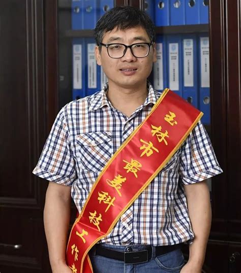 喜讯：数学与统计学院学院院长刘永建教授获评为2019年玉林市“最美科技工作者”-玉林师范学院