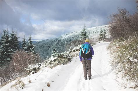 一个女人在雪地里行走高清图片下载-正版图片507343371-摄图网