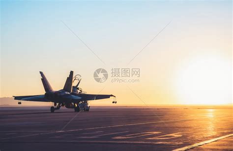 一架战斗机停在跑道上高清图片下载-正版图片306623275-摄图网