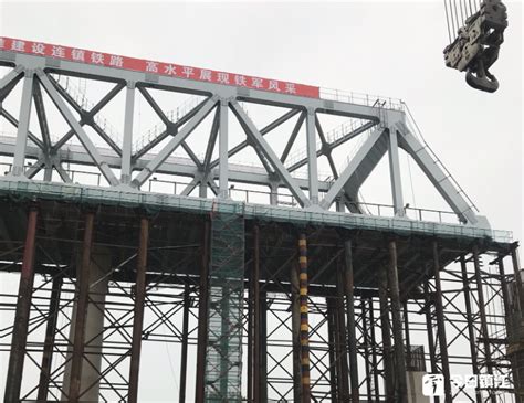 1195吨的钢桁梁如何横跨80米 连镇铁路跨五凤口高架桥施工跨越三大难点_今日镇江