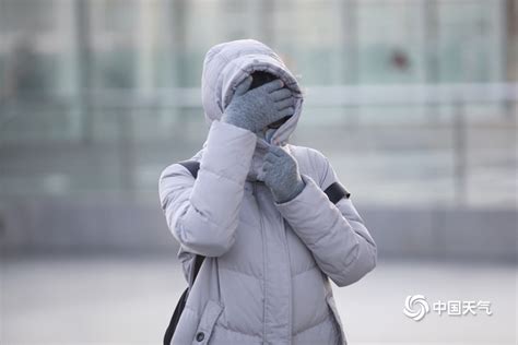 北风呼啸 +降温！实拍寒冷天气下的北京街头-天气图集-中国天气网