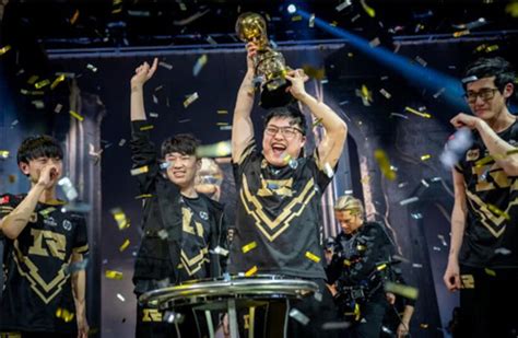 中国战队RNG时隔三年再度夺得英雄联盟季中冠军赛冠军 - 封面新闻