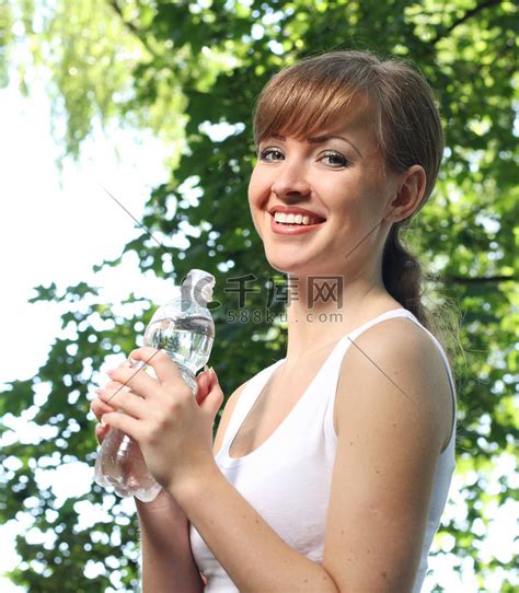 拿着水瓶的女人高清摄影大图-千库网