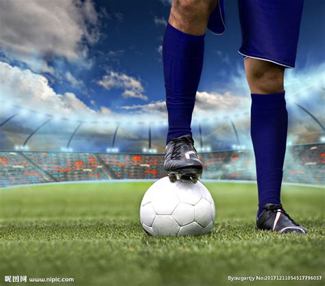 在足球线上把脚踩在在足球上图片-在足球线上把脚顶在足球上特写素材-高清图片-摄影照片-寻图免费打包下载