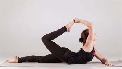 开胯基本体式拉伸，瑜伽美女简单压腿后拉视线塑形和柔韧，你也行_腾讯视频