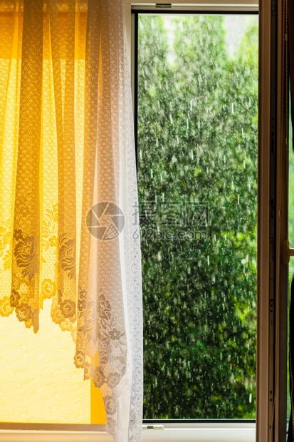 窗外的夏季雨水滴在玻璃窗上高清图片下载-正版图片304084181-摄图网