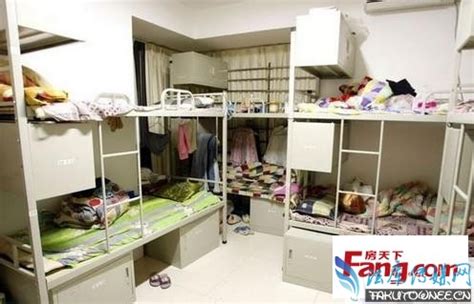 真实的香港“蜗居”生活，四平米房间住四人，厕所厨房合并一起