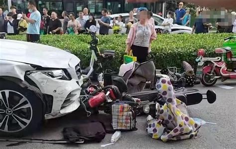 淄博奔驰女司机驾车冲入送考人群撞伤6人,车祸瞬间犹如推保龄球