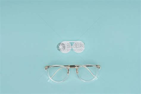 蓝色背景的眼镜和隐形透视镜高清图片下载-正版图片503468304-摄图网
