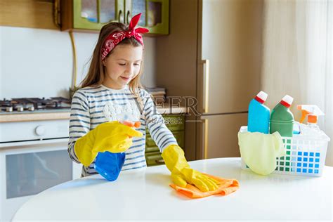 肯定是小女孩在打扫厨房桌子。少年擦灰尘。微笑的孩子戴着橡胶保护性的黄色手套用抹布和喷瓶清洁剂清洁。家,客房服务的概念照片摄影图片_ID ...