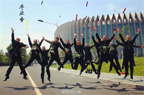高清：军校学员持枪举行毕业典礼 院长政委颁发毕业证【9】--军事--人民网