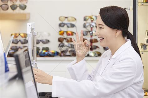 认真在眼镜店工作的成年女性配镜师高清图片下载-正版图片502153352-摄图网
