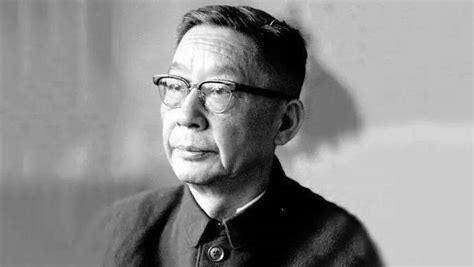 中国当代十大最著名的文学作家，茅盾、老舍位列前两名_巴拉排行榜