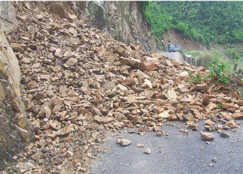 川藏公路西藏波密段因泥石流致交通中断 目前恢复通行_荔枝网新闻