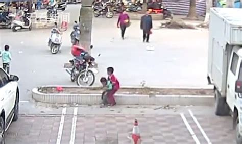 两小孩路中玩耍遭车碾压，司机下车后发现竟是自己的儿子_凤凰网视频_凤凰网