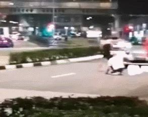 惊！新加坡街头一女子与出租车司机吵架，还把衣服脱了……