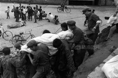 1976年唐山大地震时解放军救灾场面[组图]_资讯_凤凰网