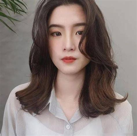 优雅温柔女生卷发头像