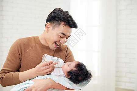 年轻奶爸抱着宝宝高清图片下载-正版图片501694320-摄图网